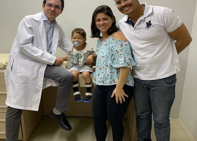 Mãe, pai, o filho João Miguel e o dr. Francisco Alencar
