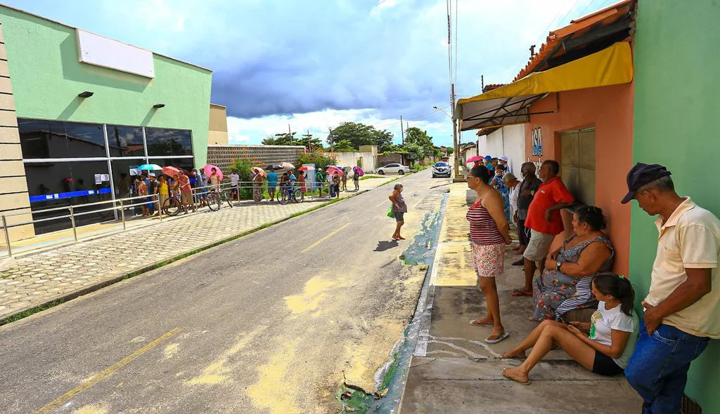 O Ministério da Saúde recomenda que pessoas não fiquem aglomeradas