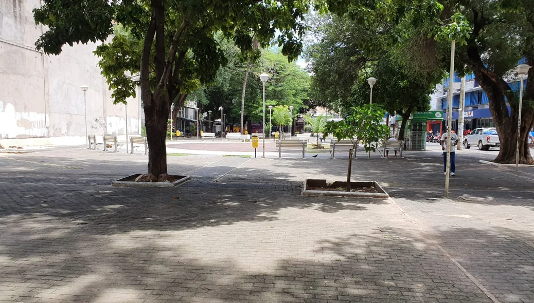 Praça Rio Branco ficou vazia