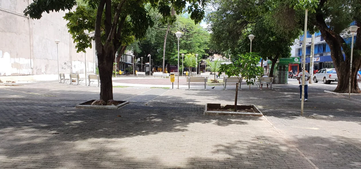 Praça Rio Branco ficou vazia