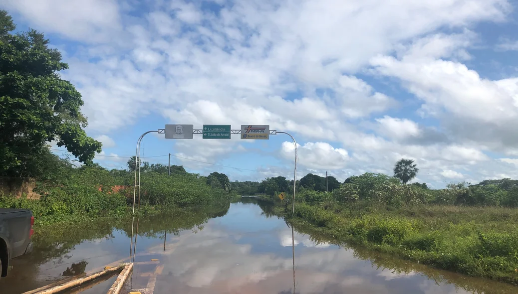 Rio Longá invadiu ruas de Esperantina 