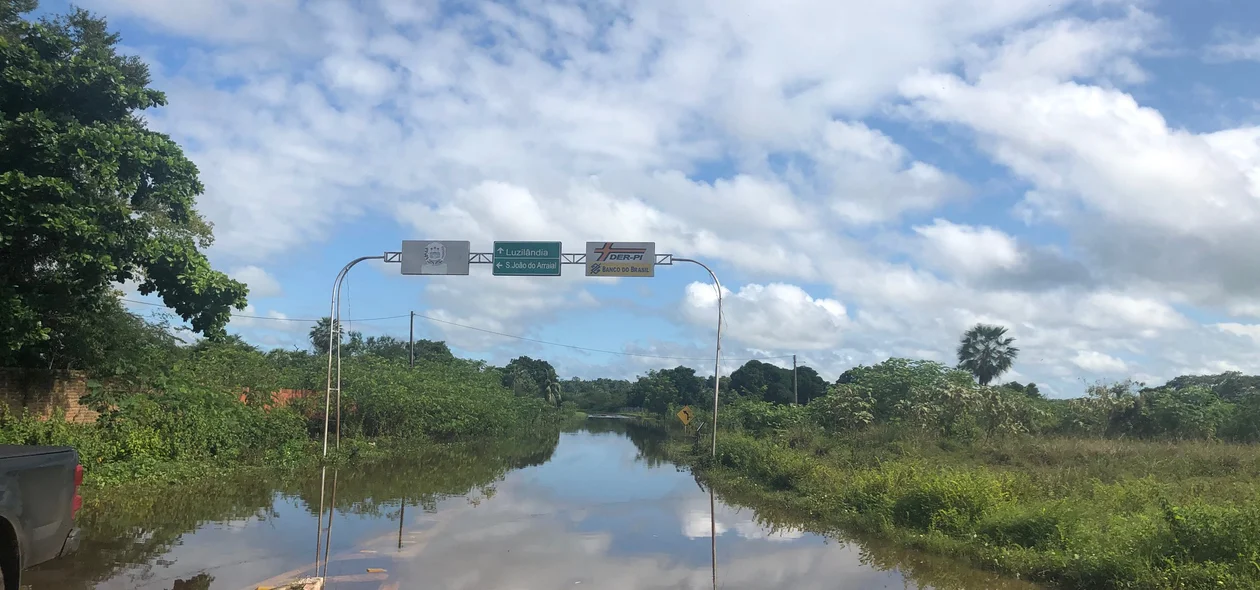 Rio Longá invadiu ruas de Esperantina 