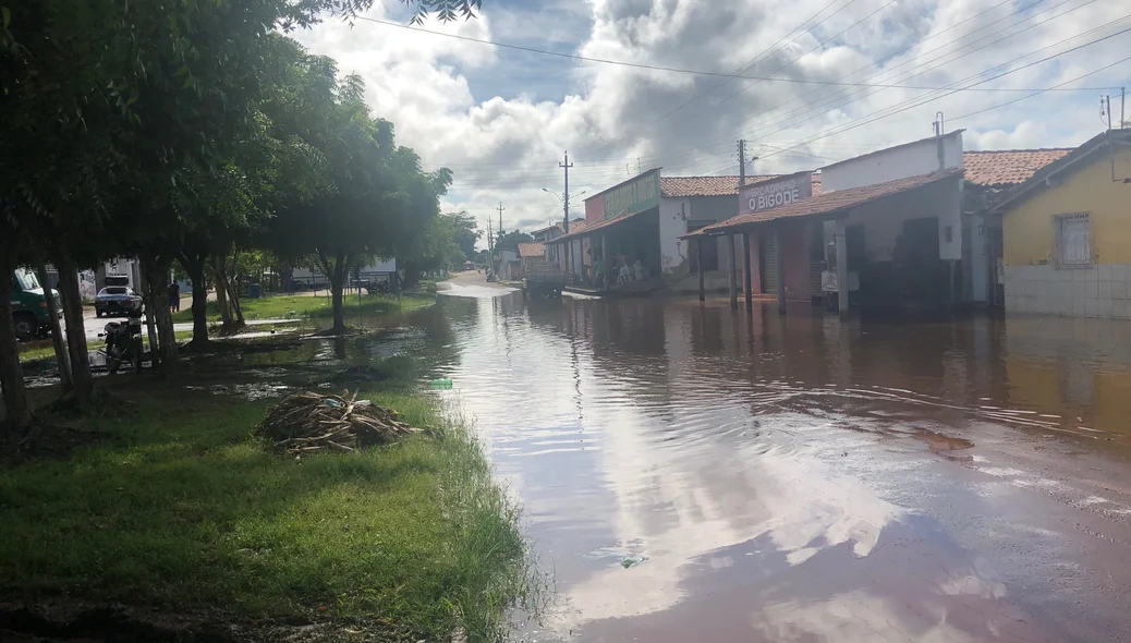 Rua alagada em Esperantina 