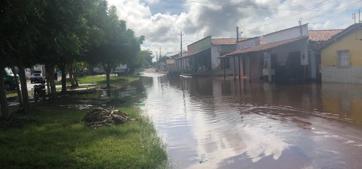 Rua alagada em Esperantina 
