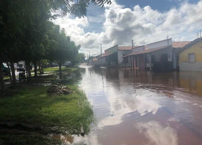 Rua alagada em Esperantina 