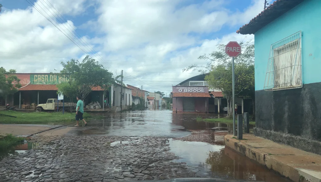 Rua alagada em Esperantina 