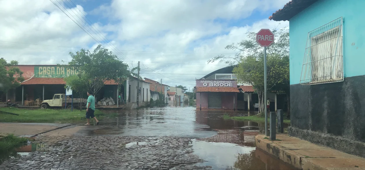Rua alagada em Esperantina 