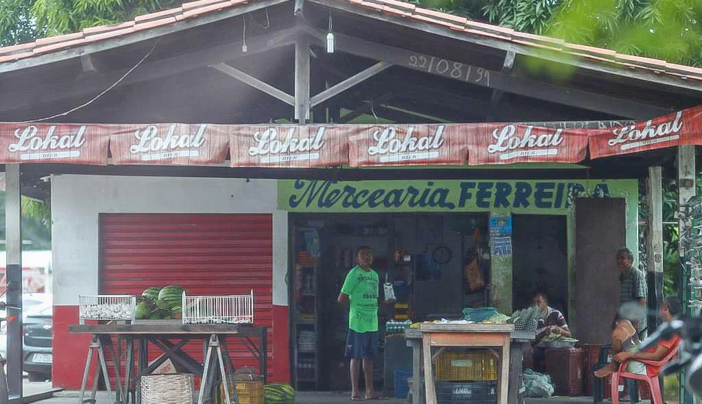 Apenas uma mercearia permaneceu aberta