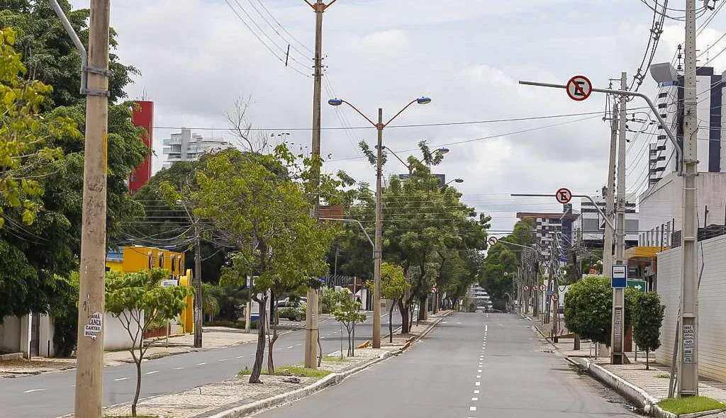 Avenida vazia em Teresina