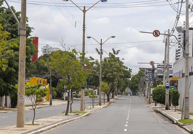 Avenida vazia em Teresina