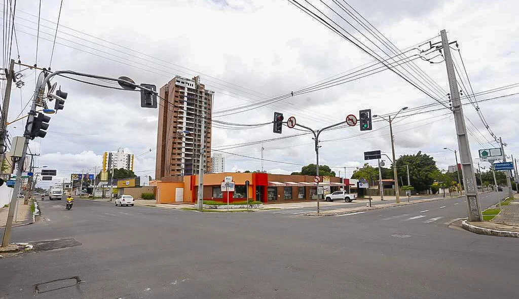 Cruzamento entre duas avenidas vazio em Teresina