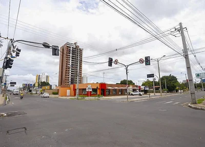 Cruzamento entre duas avenidas vazio em Teresina
