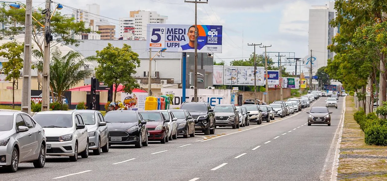 Fila de carros na Raul Lopes para vacinação