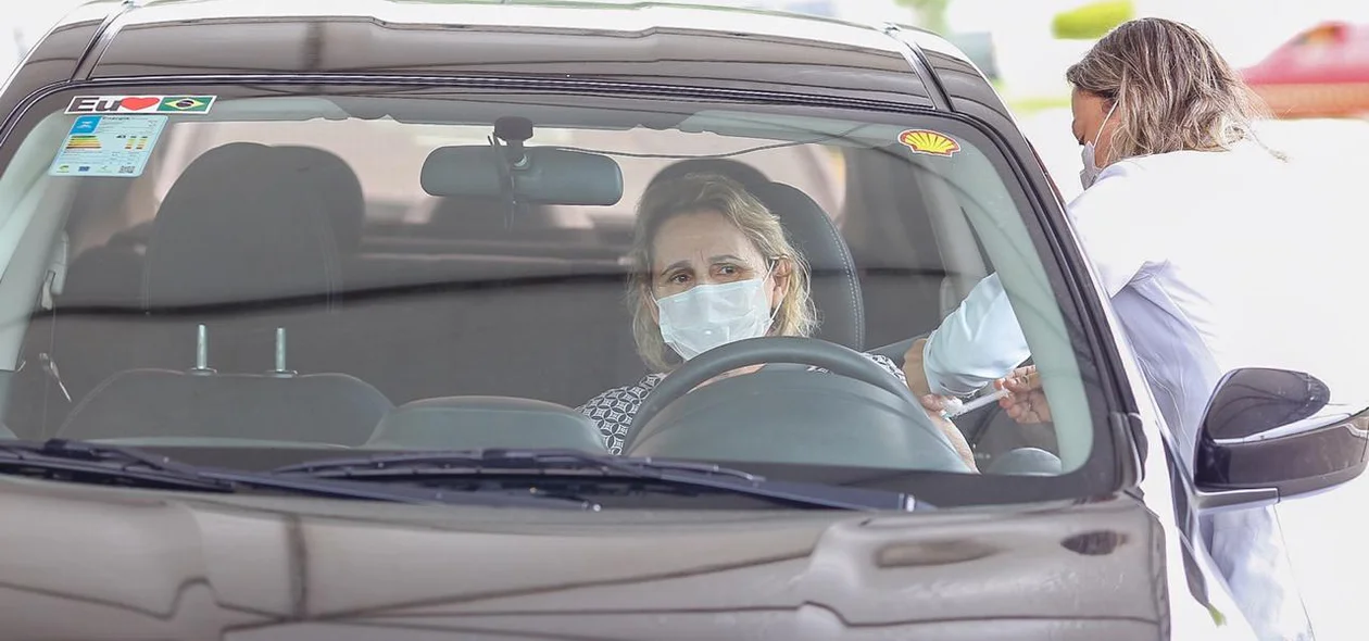 Idosa é vacina no carro para evitar aglomeração