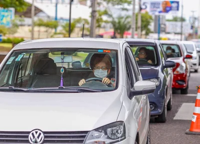 Idosa espera vacinação