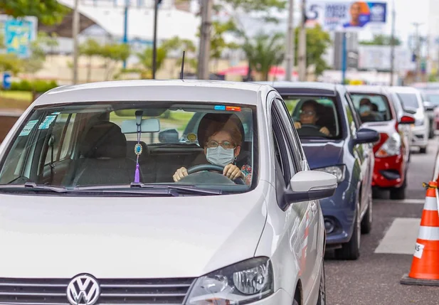 Idosa espera vacinação