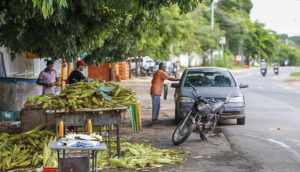 Idoso vende milho verde no bairro Todos os Santos