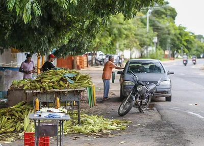 Idoso vende milho verde no bairro Todos os Santos