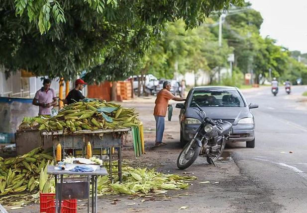 Idoso vende milho verde no bairro Todos os Santos