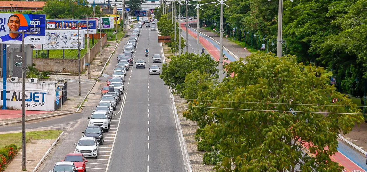 Longa fila de veículos para vacinação