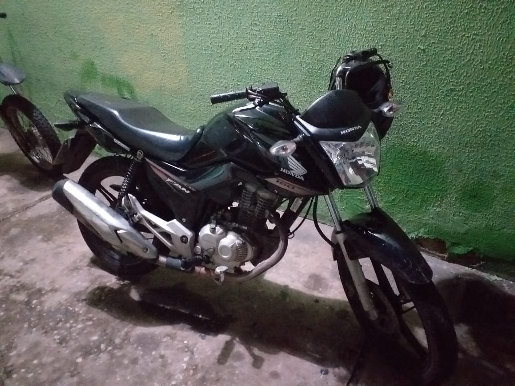 Moto que estava com a dupla e foi apreendida