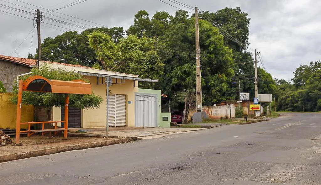 Parada de ônibus vazia