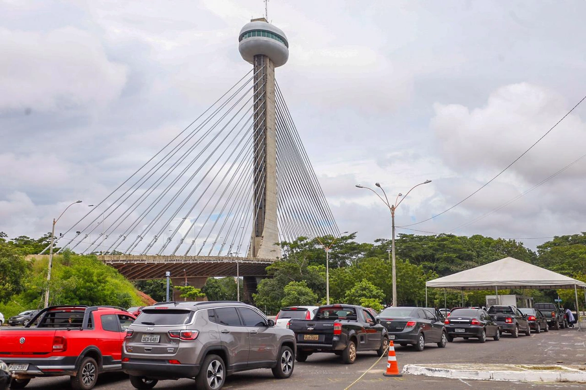 Vacinação no estacionamento da Ponte Estaiada