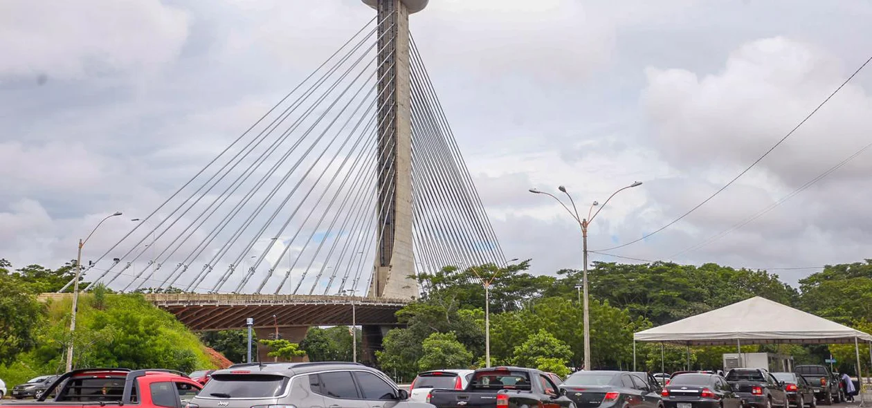 Vacinação no estacionamento da Ponte Estaiada