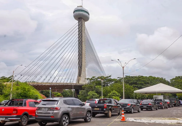 Vacinação no estacionamento da Ponte Estaiada