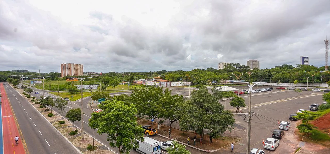 Veículos entram no estacionamento da Ponte Estaiada em fila única 