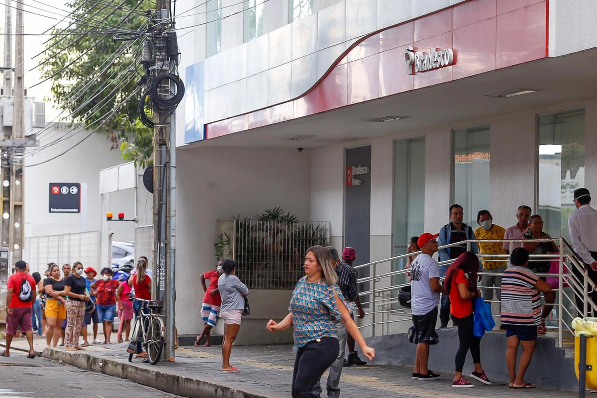Bancos ainda registram movimentação de pessoas no centro