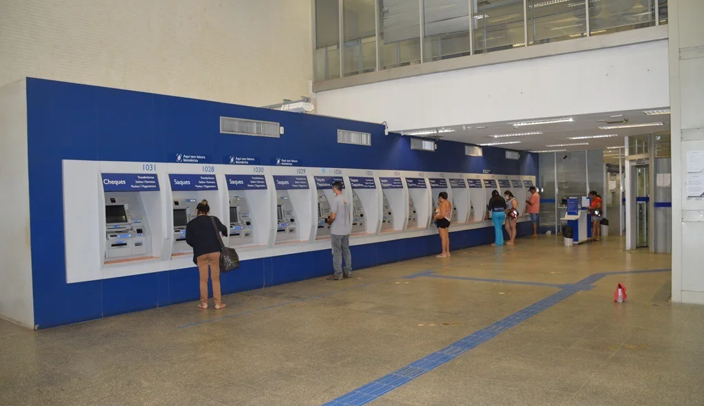 Atendimento nos caixas eletrônicos
