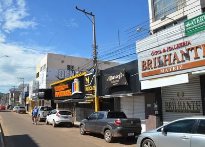 Centro comercial de Picos com lojas fechadas