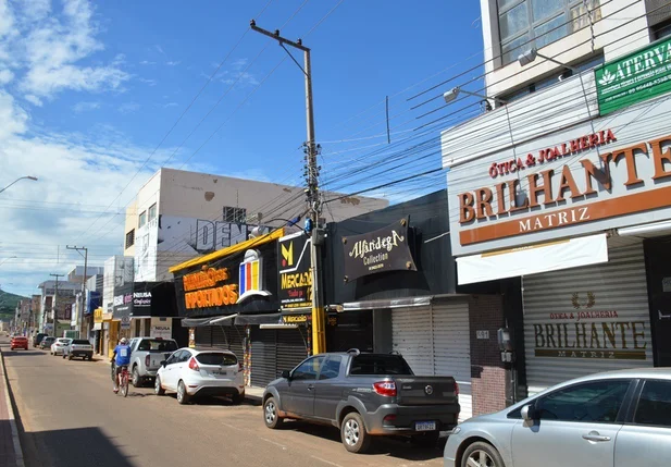 Centro comercial de Picos com lojas fechadas