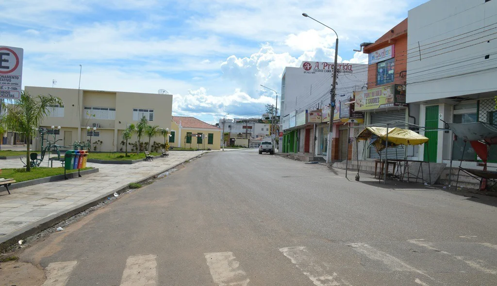 Centro de Picos completamente deserto