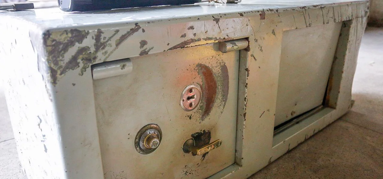 Cofre da loja AVMAQ foi deixado pelos bandidos