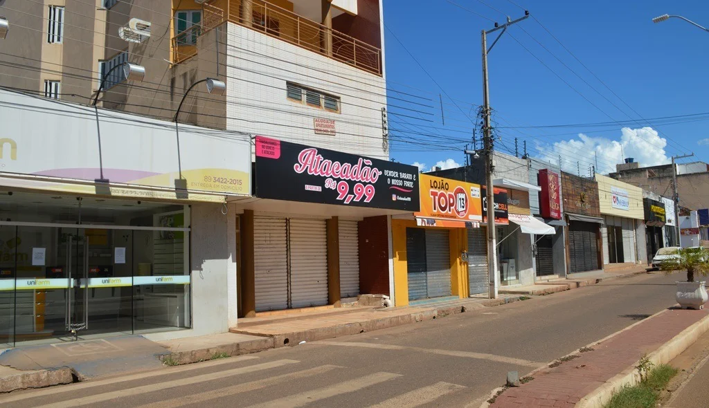 Comerciantes atendem decreto e fecham estabelecimentos