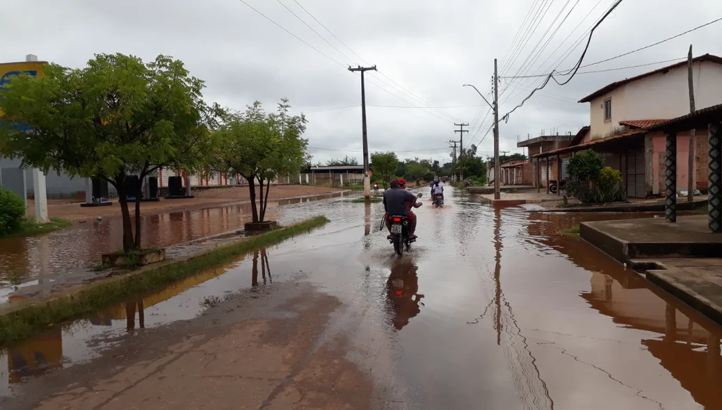 Motoqueiro passa com dificuldades pelas ruas de Esperantina