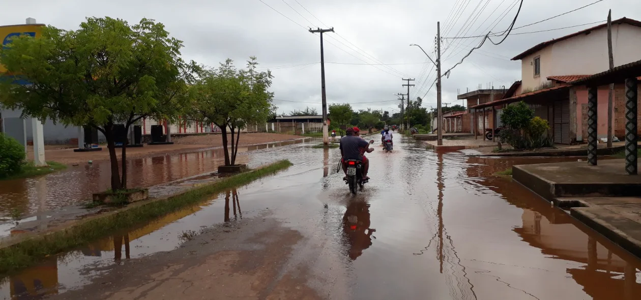 Motoqueiro passa com dificuldades pelas ruas de Esperantina