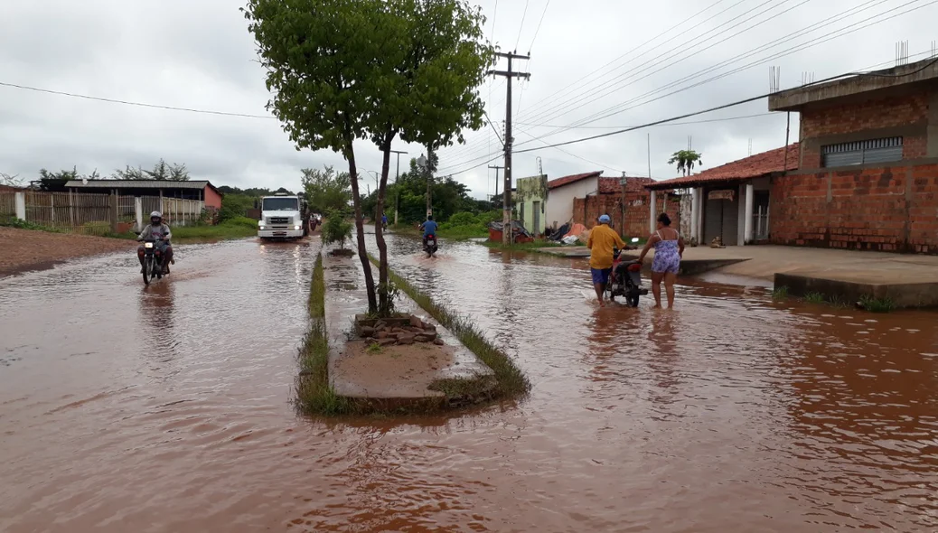 Motoqueiros e pedestres arriscam passar pelo local