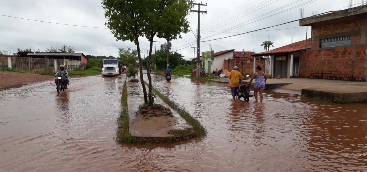 Motoqueiros e pedestres arriscam passar pelo local