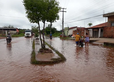 Motoqueiros e pedestres arriscam passar pelo local