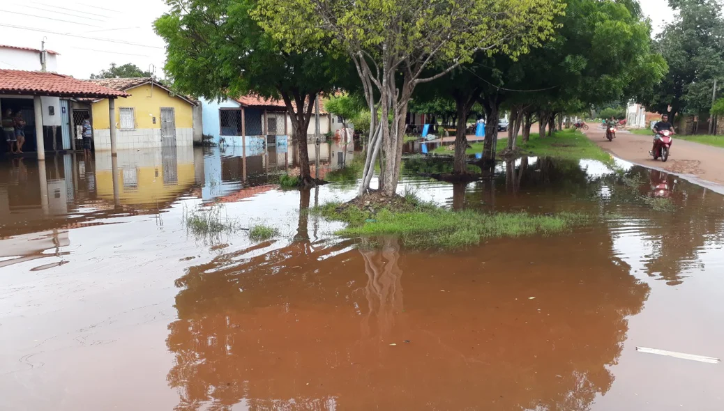 Nível da água sobe e alaga ruas em Esperantina
