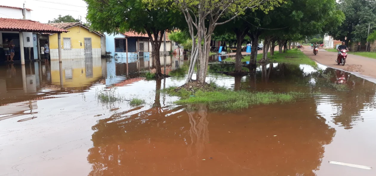 Nível da água sobe e alaga ruas em Esperantina