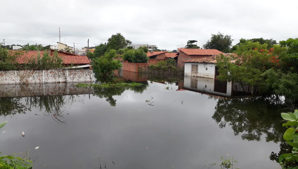Nível do rio sobe e deixa casas alagadas em Esperantina