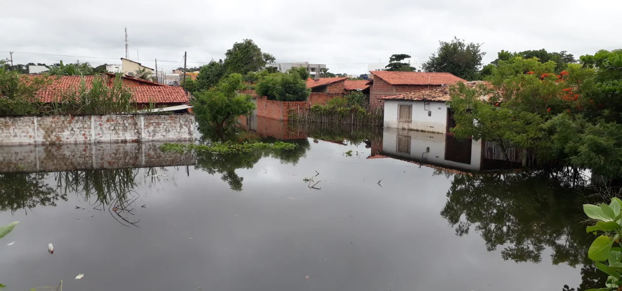 Nível do rio sobe e deixa casas alagadas em Esperantina