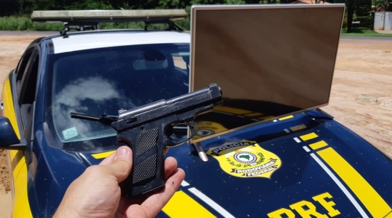 Objetos encontrados com os suspeitos