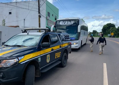 PRF abordando ônibus em rodovia do Piauí