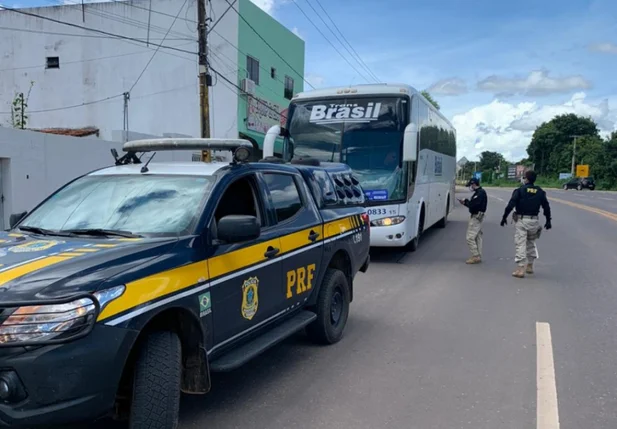 PRF abordando ônibus em rodovia do Piauí