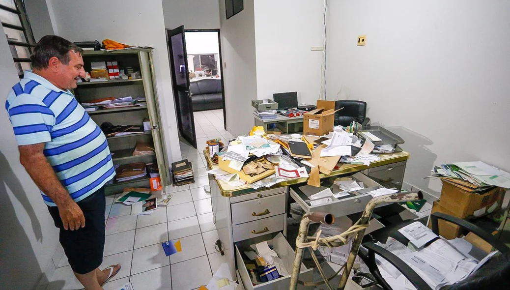 Roberto Santos, dono da loja AVMAQ, encontrou a loja revirada pelos bandidos
